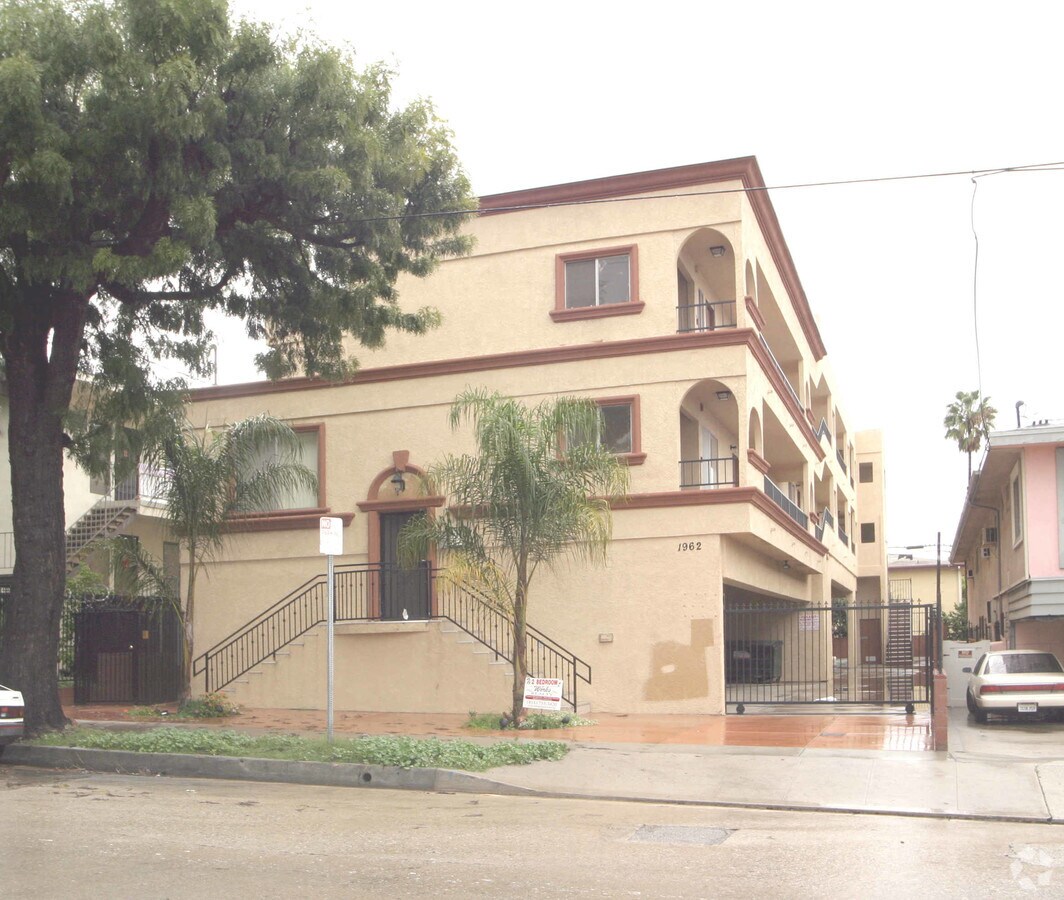 Photo - 1962 N Beachwood Dr Apartments