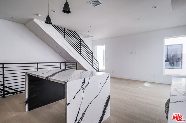 Photo - 11812 Gilmore St