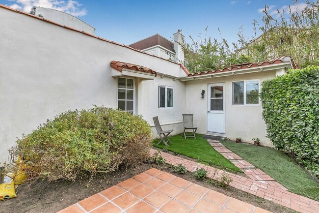 Building Photo - 746 Ashland Ave Unit #GH