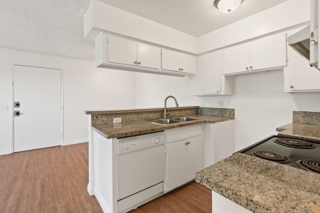 Updated 1BD/1BA Apartment in well maintain... - Updated 1BD/1BA Apartment in well maintain... Unit 105