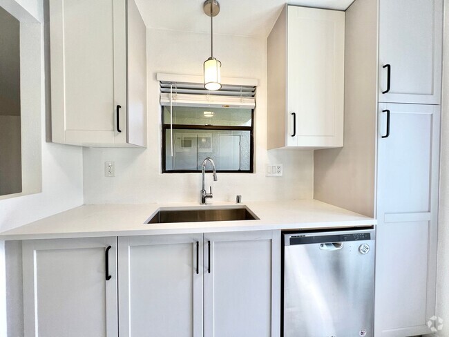 Building Photo - Stunning 2 bed/2 bath condo in the desirab... Unit 15
