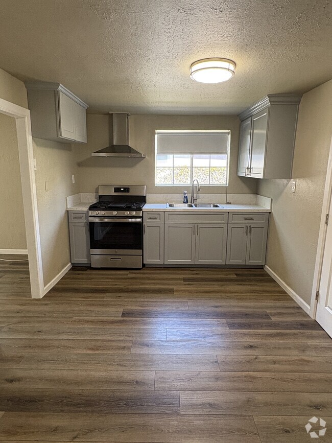 Building Photo - 2-462 N 8th Ave Rental