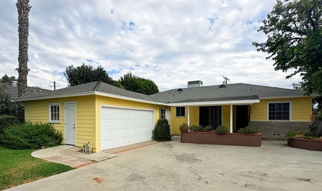 Building Photo - 4 Bdrm/2 Bath Home w/Garage and Yard in Fu...