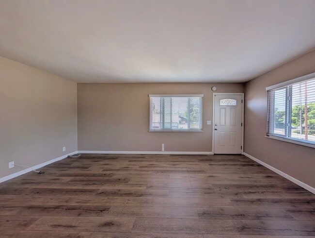 Building Photo - 2040 Orange Ave Unit Apt C