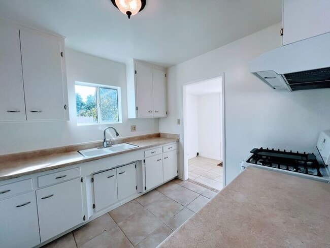 Photo - 4 Bedroom Home 2 Car Garage with Fenced Yard and Extra Parking
