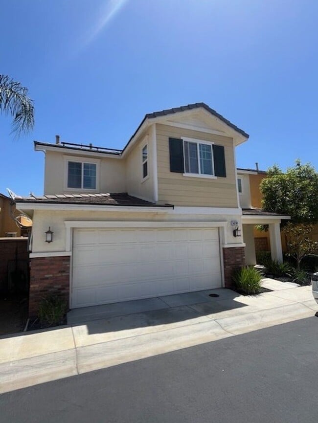 Beautiful, Spacious Home with solar-Desira... - Beautiful, Spacious Home with solar-Desira...