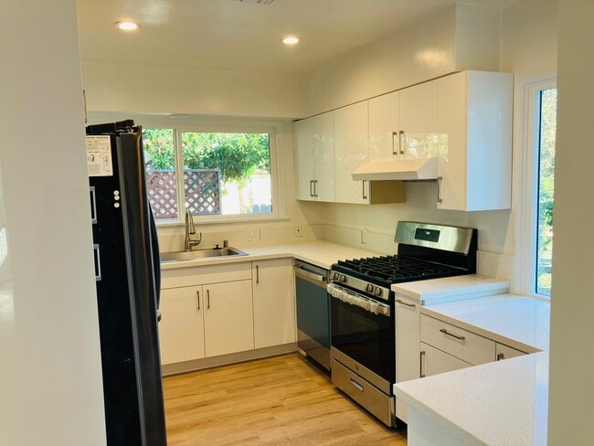 Photo - 15025 Leadwell St