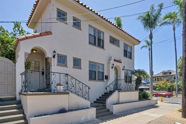 Building Photo - Great upstairs bungalow in Hillcrest with one car garage! Unit Brookes Ave 303