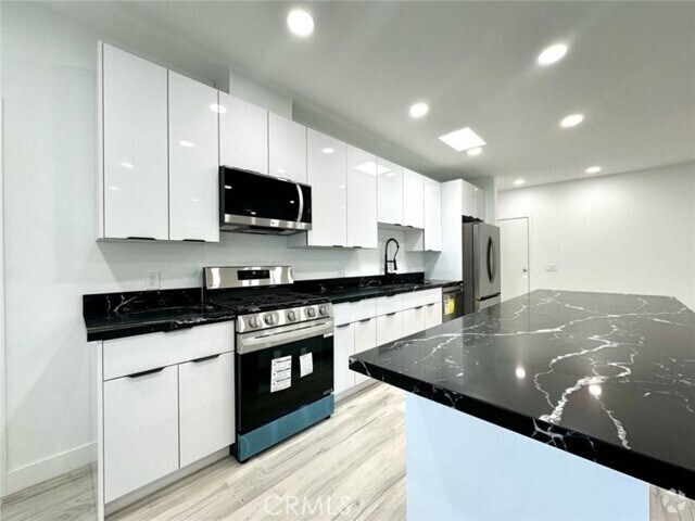 Building Photo - 6255 Woodman Ave Unit 201 Rental