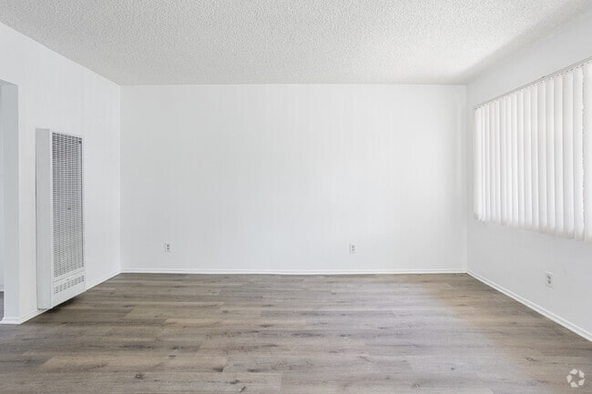 1BR, 1BA - 882SF - Living Room - 2135 Santa Fe Ave.