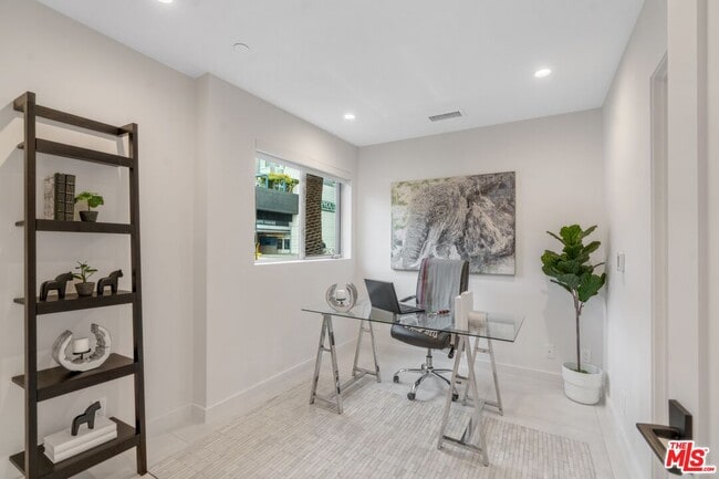 Photo - 853 1/2 N Detroit St