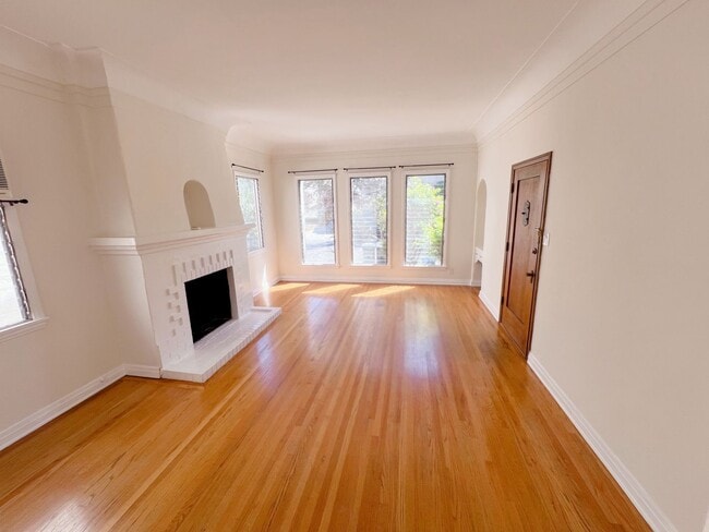 Building Photo - Curson Ave Apartments By The Grove Unit 447