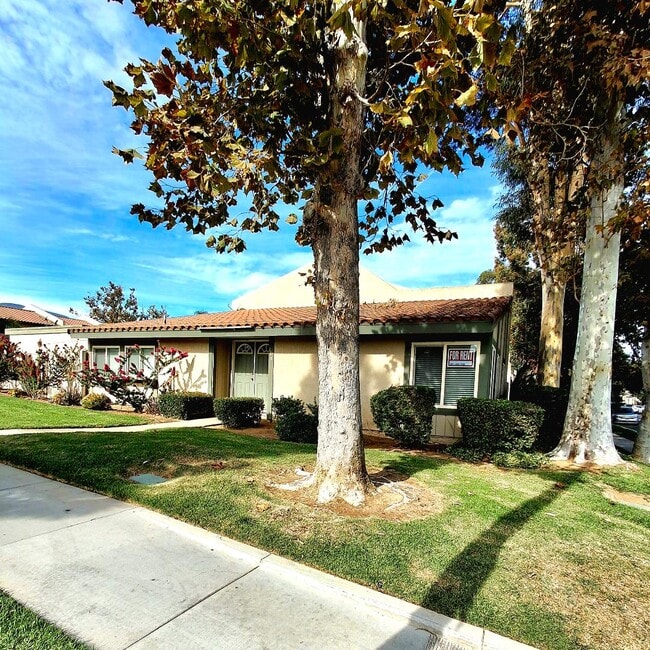 Building Photo - 1304 Camelot Dr