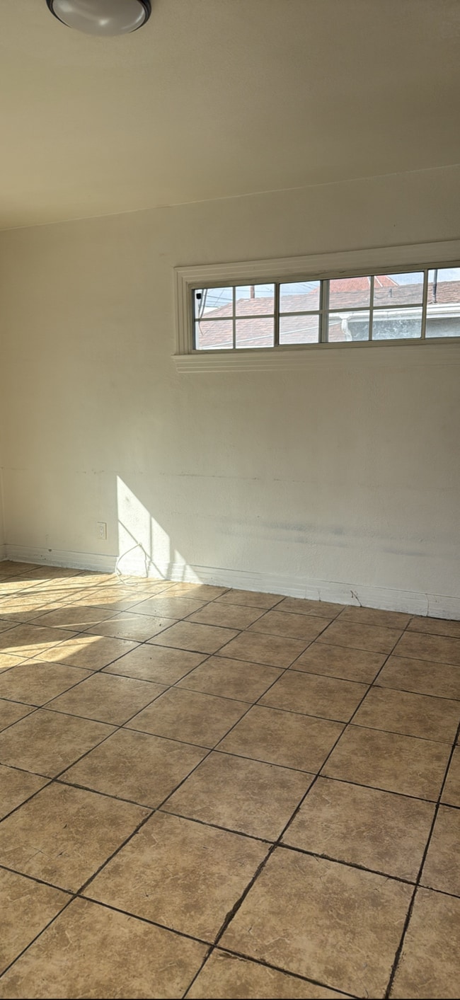 Photo - 4327 Kenwood Ave Unit Back Studio