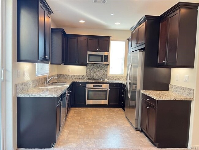 Photo - 663 Huron Pl