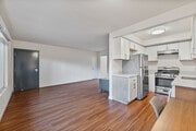 1BR, 1BA - 671SF - Kitchen - 303 N. Oakland Apartments