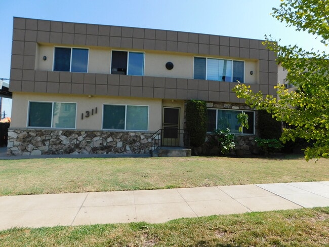 1311 Lyndon St. - 1311 Lyndon St Unit Apartment #8