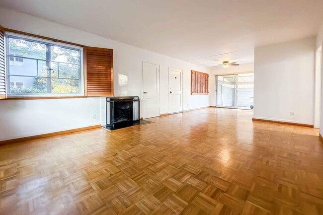 Photo - 5243 Village Green