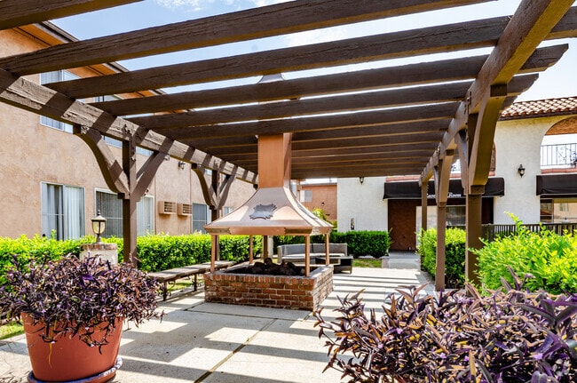 Fireside Lounge - Sunset Pointe Apartments