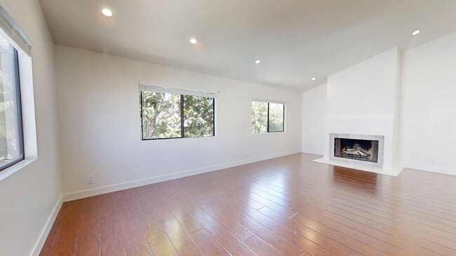 Building Photo - 2438 Myrtle Ave Unit B