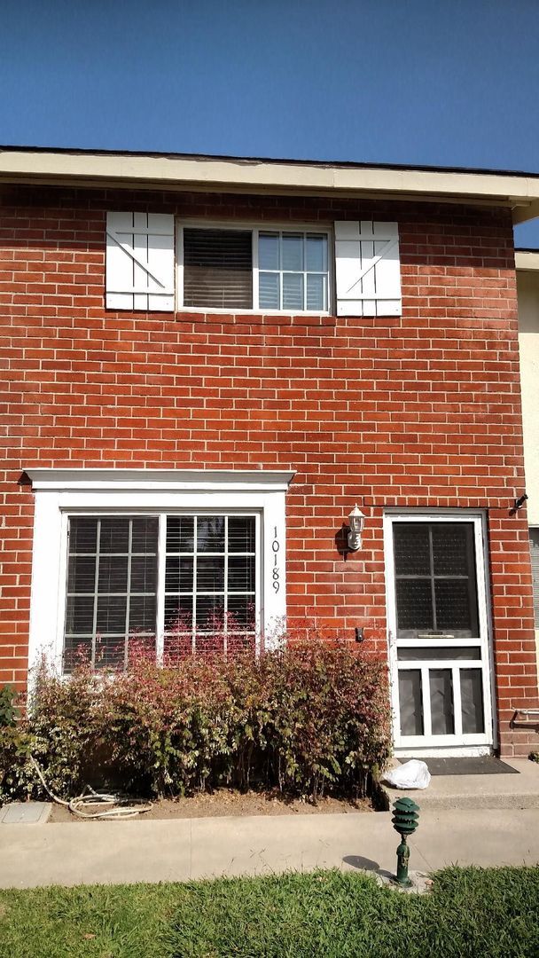 2 Story 2 bedroom Huntington Beach Townhome - 2 Story 2 bedroom Huntington Beach Townhome