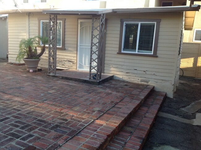 Building Photo - 933 18th St Unit C