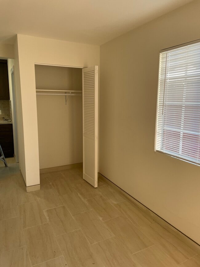 Photo - 114 W B St