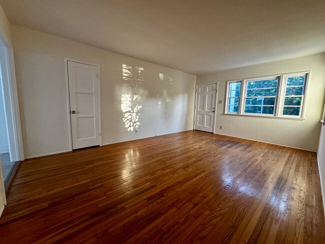 Apt A - Oversize Living Room - 11466 Washington Pl Unit Apt A