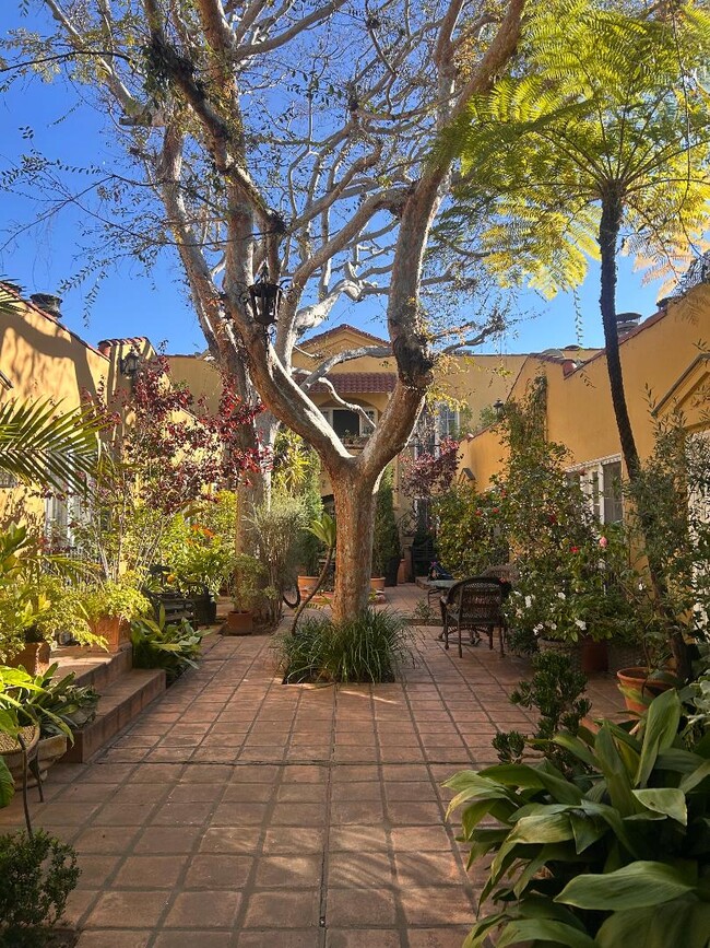 Building Photo - 1326 N Laurel Ave Unit 4