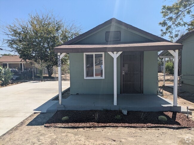 Building Photo - Cozy 1-Bed Home – Fenced Yard, Washer Hook...