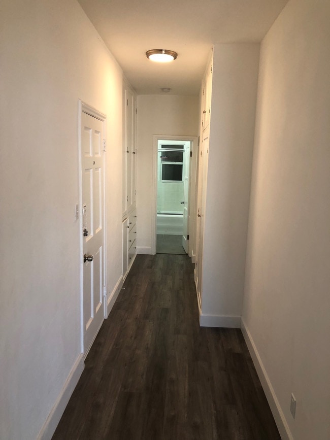 Hallway - 1352 S Burnside Ave Unit 7