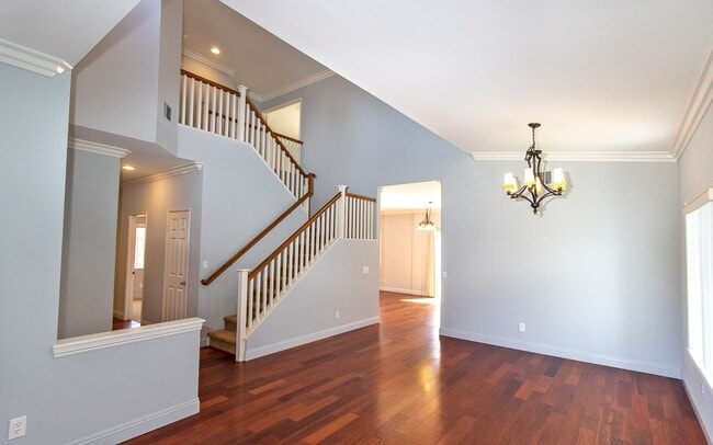 Photo - Spacious 6 Bedroom Home With Huge Backyard!