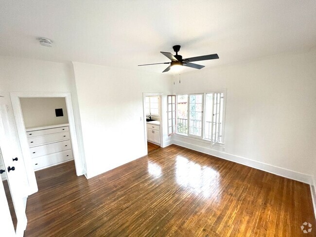 Building Photo - Spacious, studio located Echo Park! Move-i... Unit 838 1/2 Rental