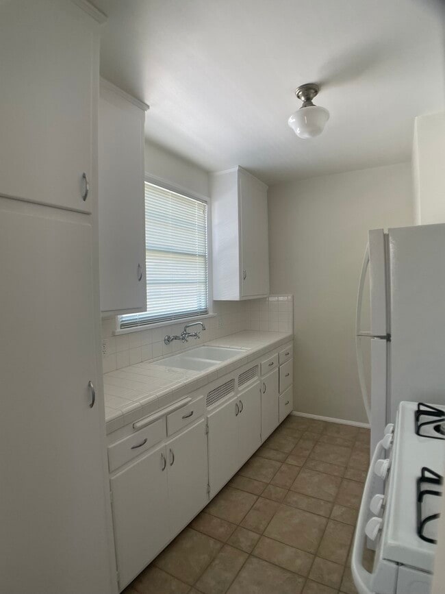 Kitchen - 1008 Euclid St Unit C