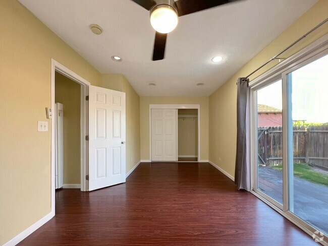 Building Photo - **5886 Lemon Ave Long Beach** 2 Bedroom 1 ... Rental