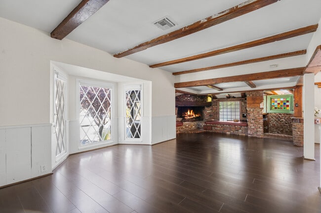 Photo - 2624 E 8th St