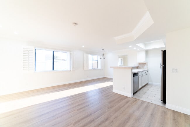 Building Photo - 1510 S Barrington Ave Unit 101