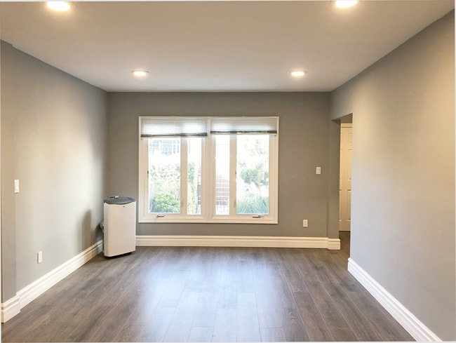 Photo - 402 S Robertson Blvd