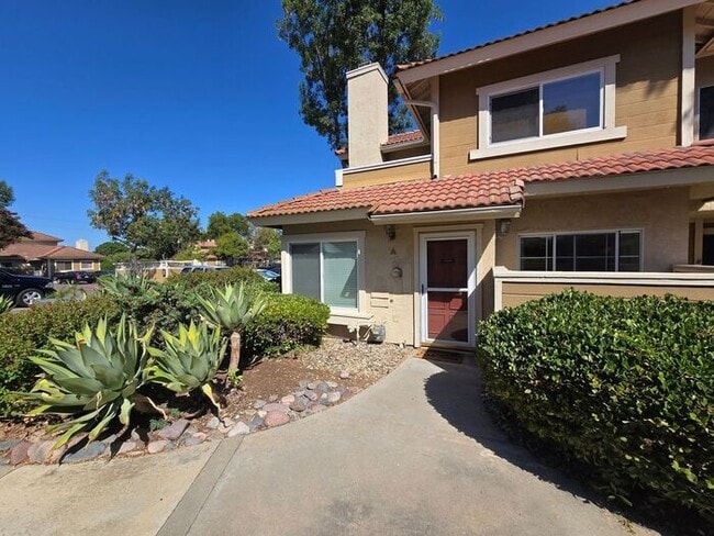 Building Photo - Unique 3 bedroom home located in the vibra...