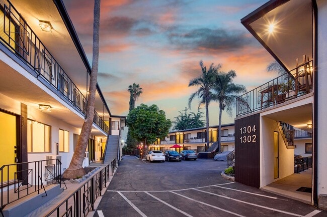 Building Photo - Newly renovated studio apartment with park... Unit G