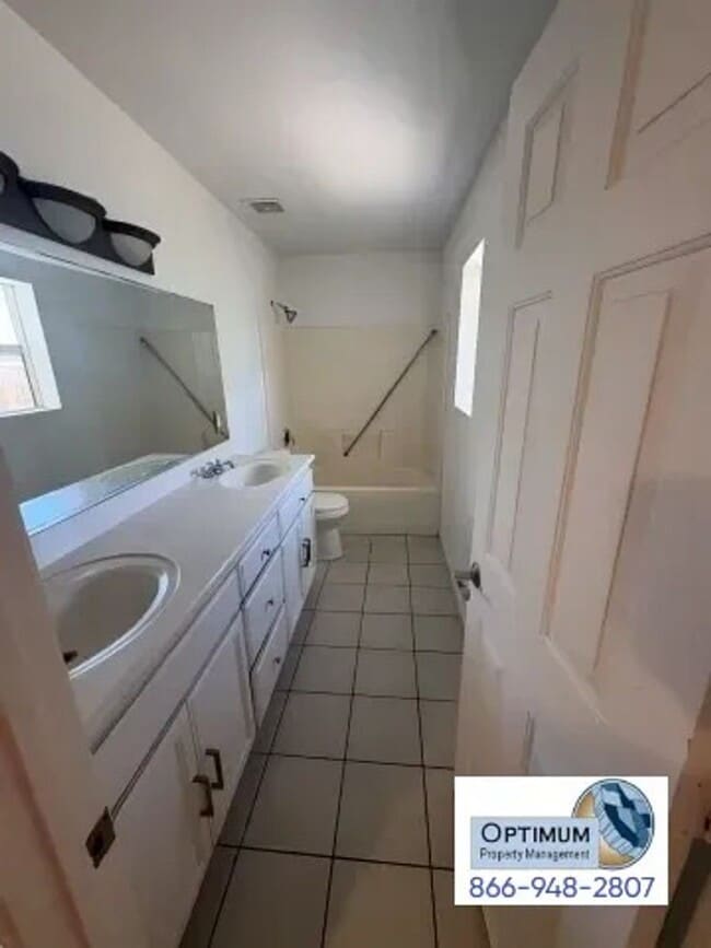 Building Photo - Chesnut St - Duplex Unit B