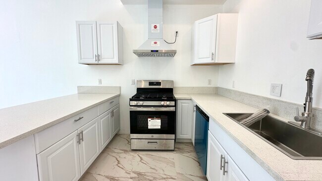 Photo - 16023 Wyandotte St