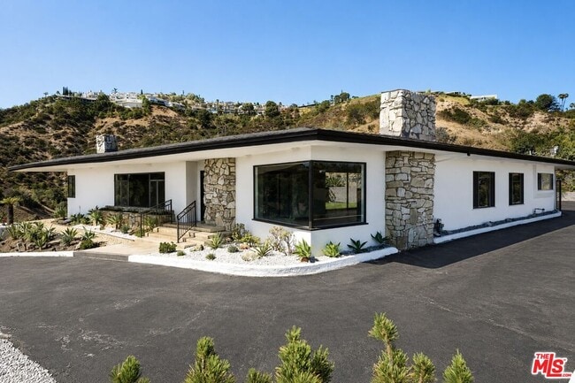 Photo - 1682 Larco Way