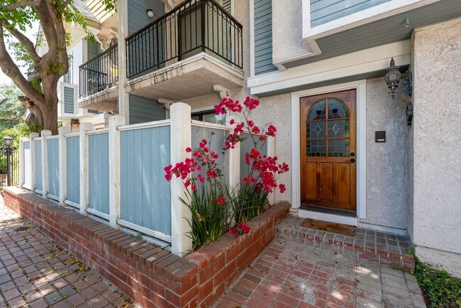 Photo - Updated private 2 bedroom/2.5 townhouse in...