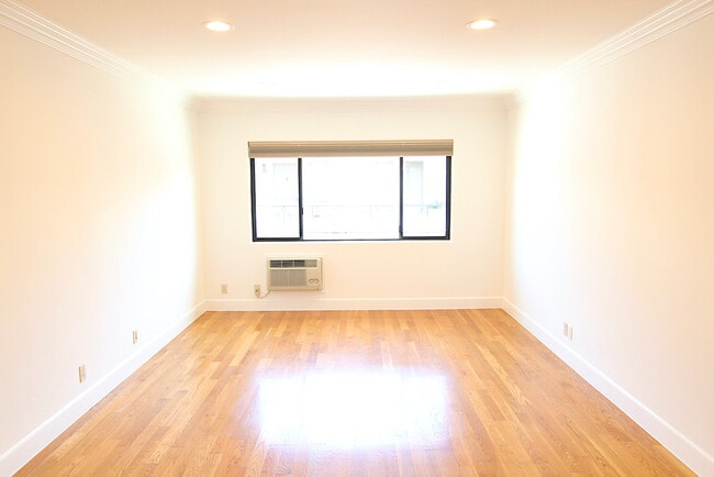 Building Photo - 600 N Sweetzer Ave Unit 8
