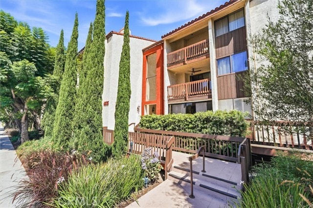 Building Photo - 4835 E Anaheim St Unit 309
