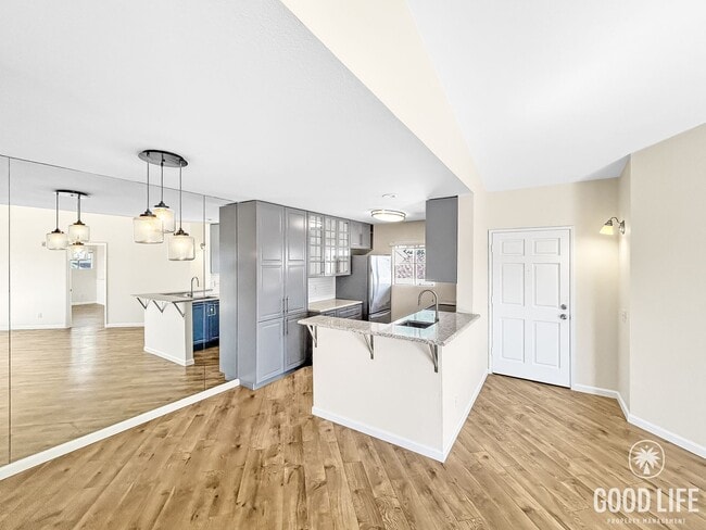 Building Photo - Stunning 2BD/2BA W/ Updated Kitchen and Re...