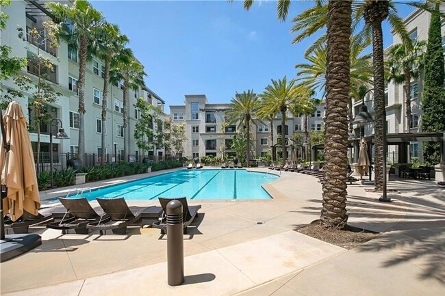 Building Photo - 2174 Scholarship