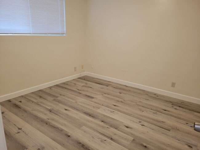 Photo - 10917 Blix St