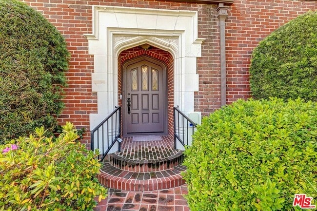 Photo - 165 N Las Palmas Ave